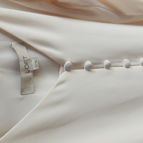 LOFT, Closed, Officewear, Workwear, thin straps, V-neckline, button closure Top - Picture 3 of 10